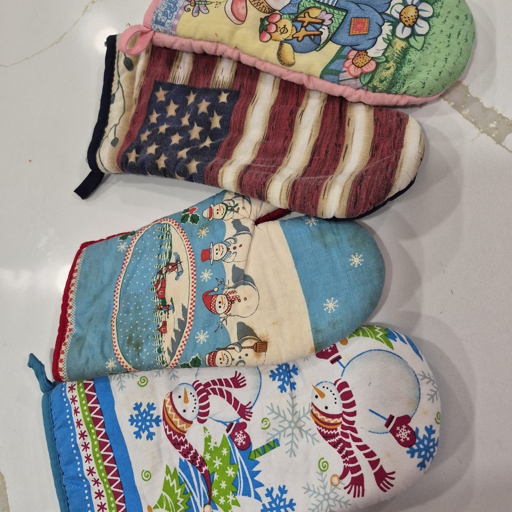 Colorful Holiday Oven Mitts Set